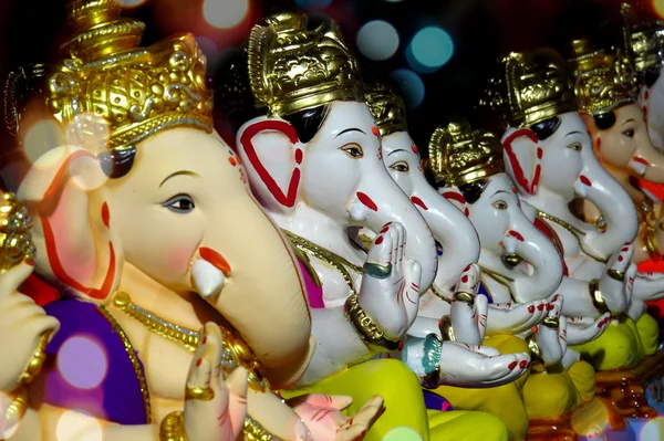 Ganesha Idoli con diversi stati d'animo e pose in vendita durante Gan — Foto Stock