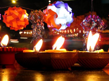 Diwali lambalar ve fenerler