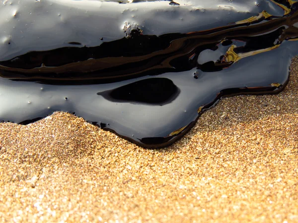 Oil from a ship tanker oil spill in the sea — Stock Photo, Image