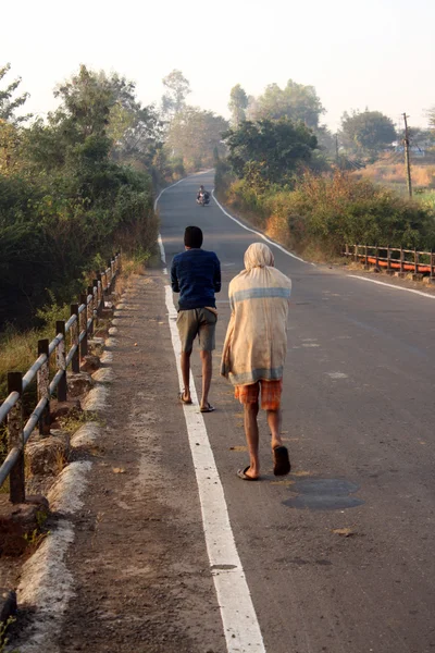 Agricultor e aldeão caminhando em uma ponte — Fotografia de Stock