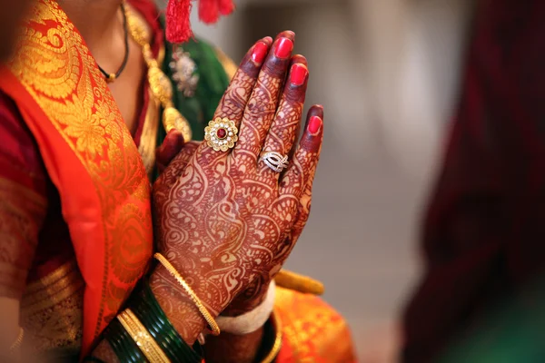 インドの花嫁は彼女の結婚式の間に祈ること. — ストック写真