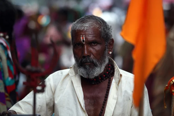 Un peregrino indio llevando el trishul — Foto de Stock