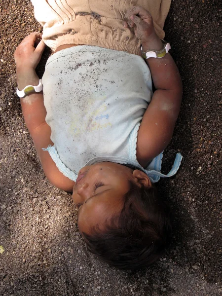 :Un povero bambino che dorme — Foto Stock