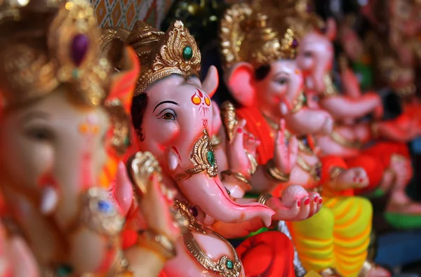 Hermosos ídolos del Señor Ganesha para la venta en una tienda — Foto de Stock