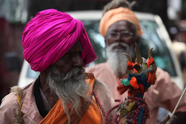 Pune, India - 11 de julio de 2015: Un viejo indio peregrino, devoto de —  Fotos de Stock