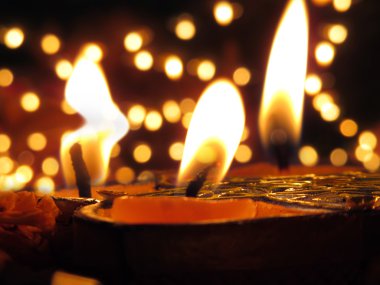 Geleneksel lambalar yaktı Diwali Festivali vesilesiyle