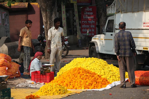Σε Pune, Ινδία - 21 Οκτωβρίου 2015: Εορταστική Ανθοπωλείο — Φωτογραφία Αρχείου