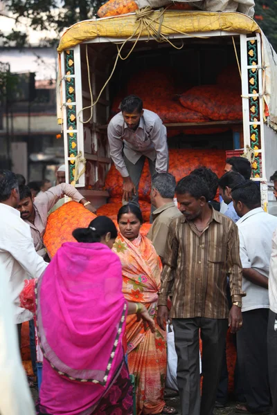 Pune, India - 21 de octubre de 2015: Descarga de flores — Foto de Stock