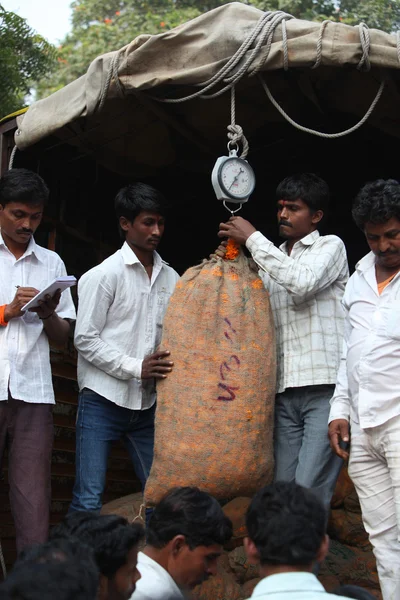 Пуна, Индия - 21 октября 2015 года: Взвешивание мешков с цветами — стоковое фото