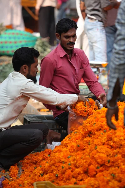 Prodejci balení květin — Stock fotografie