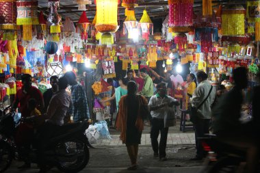 Pune, Hindistan - 7 Kasım 2015: Hindistan gökyüzü için alışveriş insanlar