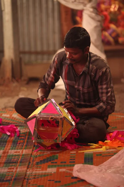 Pune, India - November 7, 2015: A man making a traditional sky l — Stock Photo, Image