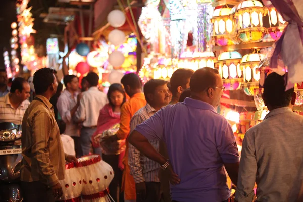 Pune, India - 7 November 2015: Mensen in India winkelen voor sky — Stockfoto