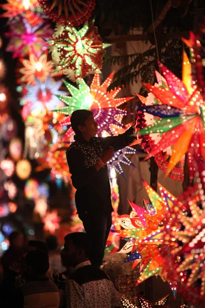 Pune, India - 7 novembre 2015: Un uomo che organizza lanterne nel cielo — Foto Stock