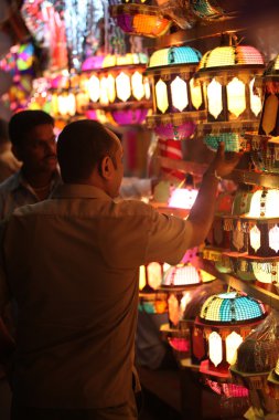 Pune, Hindistan - 7 Kasım 2015: gösterilen bir sokak dükkâncı