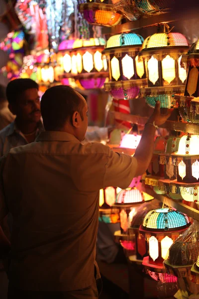 Pune, Indie - 7 listopadu 2015: Streetside obchodník, ukazující — Stock fotografie