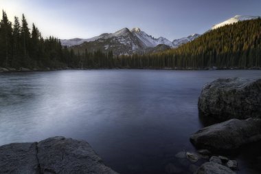 Yumuşak sabah ışığı, Estes Park Colorado 'daki Rocky Mountain Ulusal Parkı' nda Bear Gölü ve Uzun Tepeler 'i aydınlatıyor.