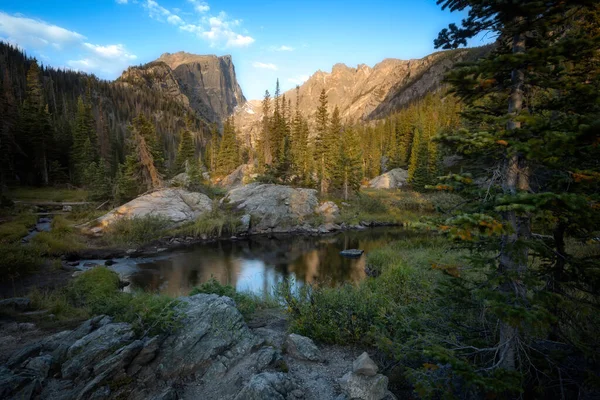 Sentier Menant Lac Dream Dans Parc National Des Rocheuses Offre Photos De Stock Libres De Droits