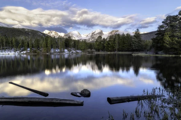 Hallett Peak Continental Divide Odbijają Się Wodach Sprague Lake Położonych — Zdjęcie stockowe