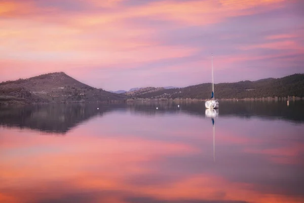 Różowe Chmury Samotna Żaglówka Odbijają Się Wodach Carter Lake Położonych — Zdjęcie stockowe