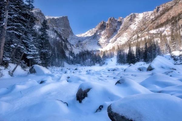 Sněhové Závěje Tvoří Nad Balvany Podél Zamrzlého Břehu Jezera Dream — Stock fotografie