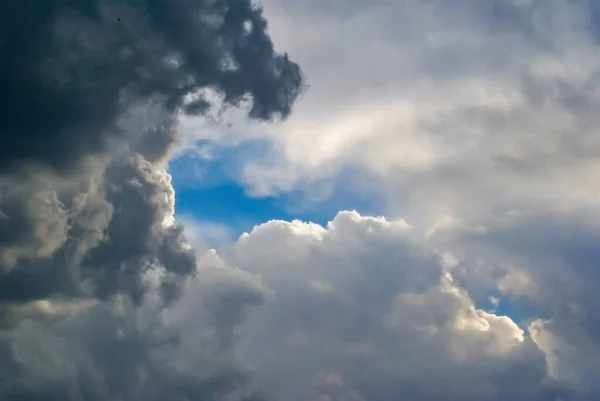 Una Tormenta Primavera Comienza Romperse Permitiendo Que Parches Cielo Azul —  Fotos de Stock