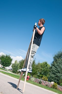 stilts üzerinde genç çocuk