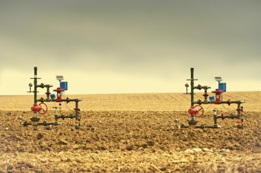 Gazı kuyulardan iki Wellheads