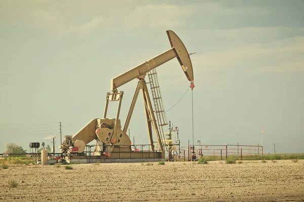 Großer Pumpenheber zieht Rohöl nach oben — Stockfoto