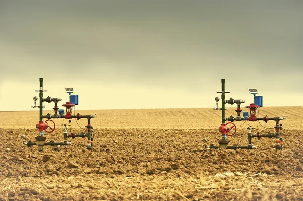 Dos cabezas de pozo de pozos de gas —  Fotos de Stock