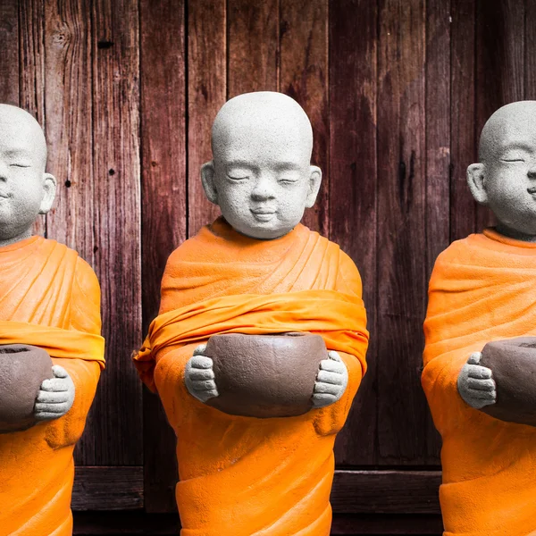 Monk statue holding bowl — Stock Photo, Image