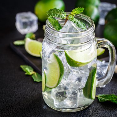 Limon, nane ve buz ile iç