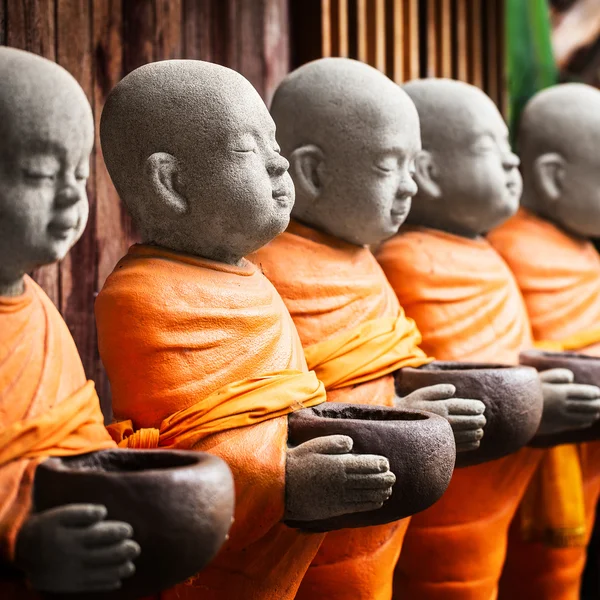 Estatua monje sosteniendo cuenco — Foto de Stock