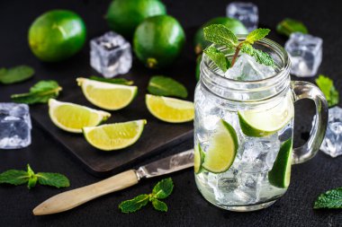 Limon, nane ve buz ile iç