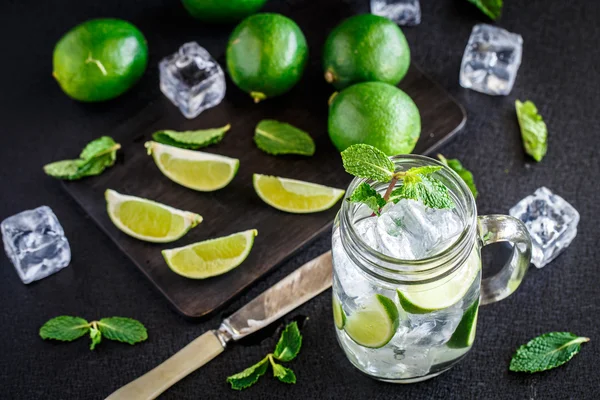 Bere con lime, menta e ghiaccio — Foto Stock