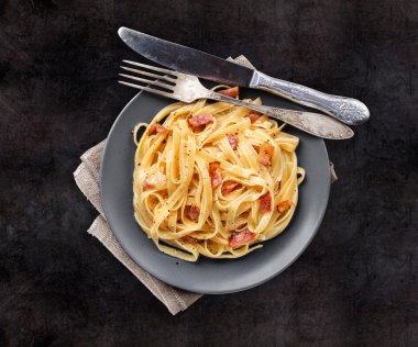 Makarna carbonara bir plaka üzerinde
