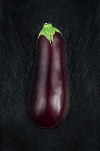 Patlıcan siyah arduvaz masada — Stok fotoğraf
