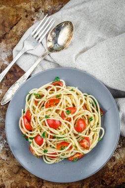 Kiraz domates ve maydanoz ile makarna