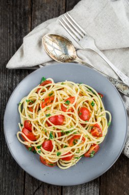 Kiraz domates ve maydanoz ile makarna