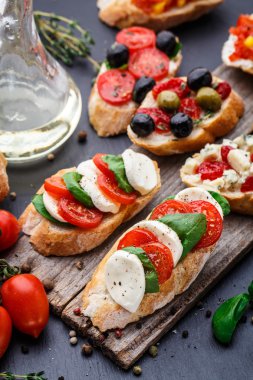 Bruschetta domates, mozzarella ve fesleğen ile