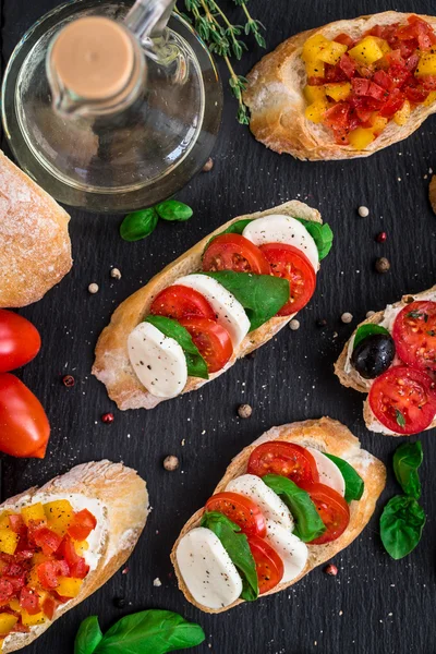 Bruschetta with tomatoes, mozzarella and basil — Stock Photo, Image