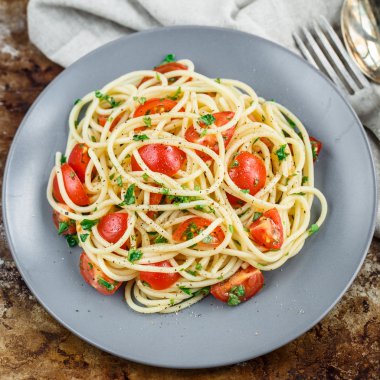 Kiraz domates ve maydanoz ile makarna