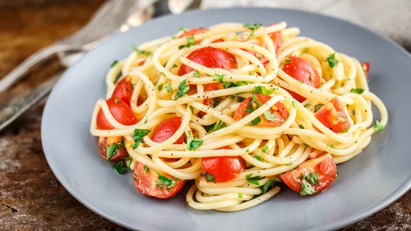 Pasta con tomates cherry y perejil —  Fotos de Stock