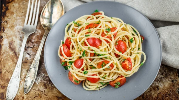 Pasta con pomodorini e prezzemolo — Foto Stock