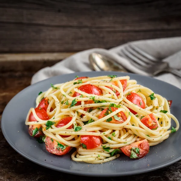 Pasta met cherry tomaten en peterselie — Stockfoto