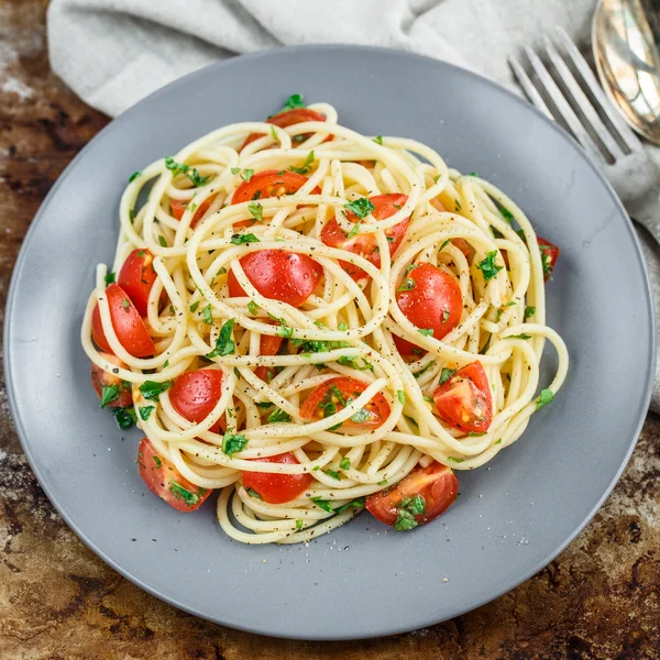 Pasta med körsbärstomater och persilja — Stockfoto