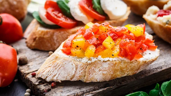 Bruschetta aux tomates hachées, herbes et huile — Photo