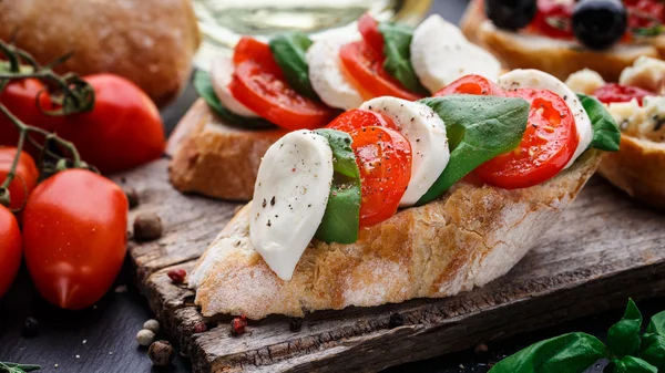 Bruschetta s rajčaty, mozzarellou a bazalkou — Stock fotografie