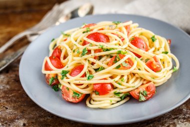 Kiraz domates ve maydanoz ile makarna