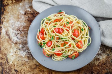 Kiraz domates ve maydanoz ile makarna